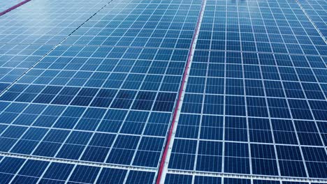 Nahaufnahme-Der-Oberfläche-Von-Blauen-Photovoltaik-Solarmodulen,-Die-Auf-Dem-Gebäudedach-Montiert-Sind,-Um-Sauberen-ökologischen-Strom-Zu-Erzeugen-2