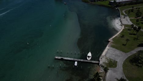 Imágenes-Aéreas-De-Drones-Con-Una-Plataforma-Rodante-Sobre-Un-Muelle-Y-Un-Barco-En-Florida