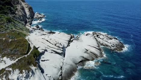 Eine-Drohnenaufnahme-Von-Einer-Wunderschönen-Insel-In-Italien-8