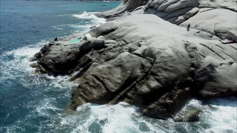 Eine-Drohnenaufnahme-Von-Einer-Wunderschönen-Insel-In-Italien-6