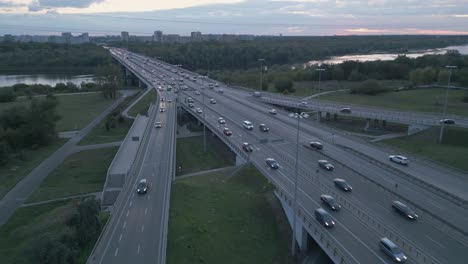 Vista-Aérea-Del-Tráfico-Matutino-En-El-Puente-De-Grota