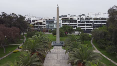 Video-De-Dron-De-4k-De-Un-Parque-Con-Un-Obelisco-1