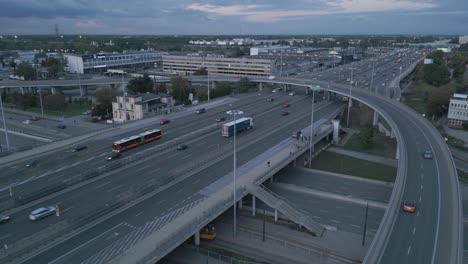 Eine-Luftaufnahme-Der-Warschauer-Vierstöckigen-Stapelkreuzung-Mit-Verkehr