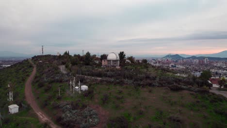 Boom-Up-Luftaufnahme-Des-Calan-Hügels-Und-Des-Observatoriums-Oben-In-Las-Condes,-Santiago,-Chile