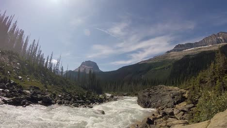 Rushing-Mountain-Creek-En-Un-Día-Despejado-Twin-Falls-Creek-Cerca-De-Takakkaw-Falls-Yoho-National-Park-British-Columbia-Canadá-Verano