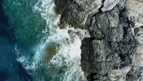 Eine-Drohnenaufnahme-Von-Einer-Wunderschönen-Insel-In-Italien-1