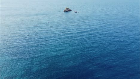 Eine-Drohnenaufnahme-Von-Einer-Wunderschönen-Insel-In-Italien