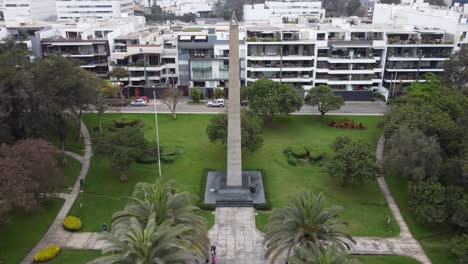 Drohnenvideo-Eines-Obelisken-In-Einem-Park