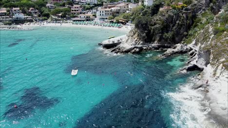 Eine-Drohnenaufnahme-Von-Einer-Wunderschönen-Insel-In-Italien-4