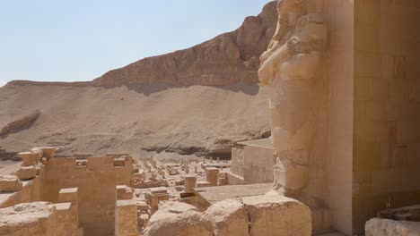 Osiride-Estatuas-De-La-Reina-Hatshepsut-Y-Restos-De-Las-Paredes-Del-Templo-Mortuorio