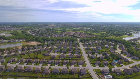 Drohnenflug-über-Luftaufnahme-Vororte-Von-Missouri-Immobilien-In-Einer-Neueren-Nachbarschaft-Tolle-Straßen-Neue-Häuser-Und-Swimmingpool