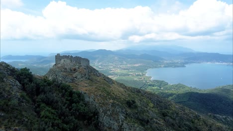 Eine-Drohnenaufnahme-Von-Einer-Wunderschönen-Insel-In-Italien-3