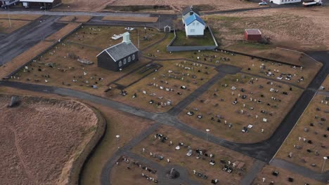 Innere-Njarðvík-Kirche-Und-Friedhof-Mit-Grabsteinen,-Antenne