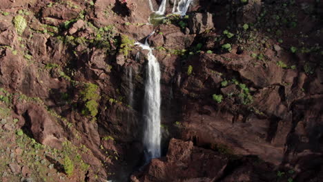 Fantastische-Luftaufnahme-Im-Orbit-über-Einem-Wunderschönen-Wasserfall,-Der-Kürzlich-Durch-Die-Starken-Regenfälle-Des-Zyklons-Hermine-Auf-Der-Insel-Gran-Canaria-Verursacht-Wurde