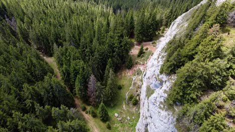 Atemlose-Luftaufnahme-Oben-Auf-Dem-Gipfel