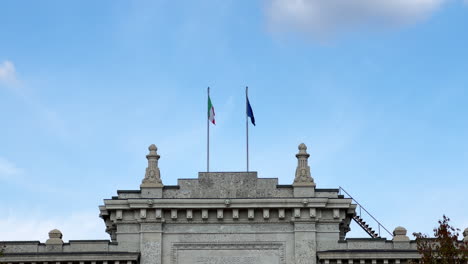 Italienische-Und-Europäische-Flagge,-Die-Auf-Alten-Historischen-Gebäuden-In-Bergamo-Weht