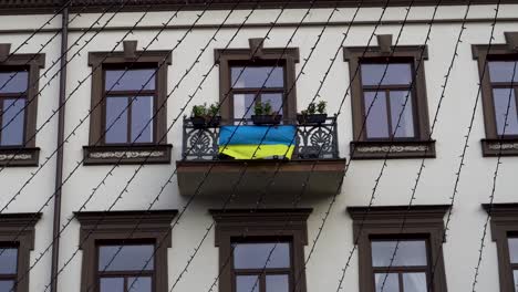 Bandera-Ucraniana-En-El-Balcón-De-La-Zona-Del-Casco-Antiguo-De-Vilnius,-Capital-De-Lituania
