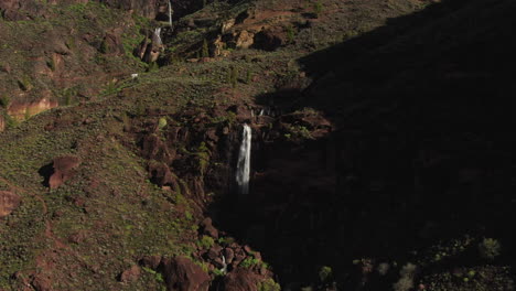 Fantástico-Primer-Plano-Aéreo-De-Una-Hermosa-Cascada-Causada-Por-Las-Fuertes-Lluvias-Del-Ciclón-Hermine-En-La-Isla-De-Gran-Canaria-Recientemente