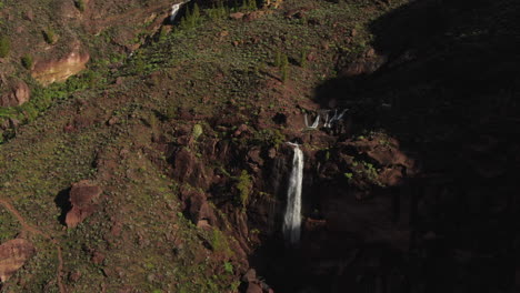 Fantastische-Seitliche-Luftaufnahme-Eines-Wunderschönen-Wasserfalls,-Der-Kürzlich-Durch-Die-Starken-Regenfälle-Des-Zyklons-Hermine-Auf-Der-Insel-Gran-Canaria-Verursacht-Wurde