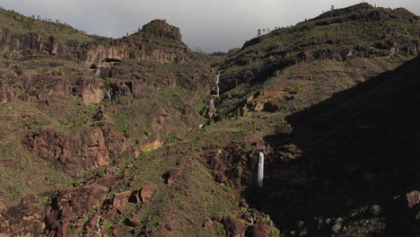 Fantastische-Luftaufnahme-Von-Wasserfällen,-Die-Kürzlich-Durch-Die-Starken-Regenfälle-Des-Zyklons-Hermine-Auf-Der-Insel-Gran-Canaria-Verursacht-Wurden