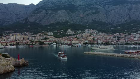 4K-Footage-of-a-Ferry-leaving-the-Port-of-Lukobran-Maraska,-Croatia