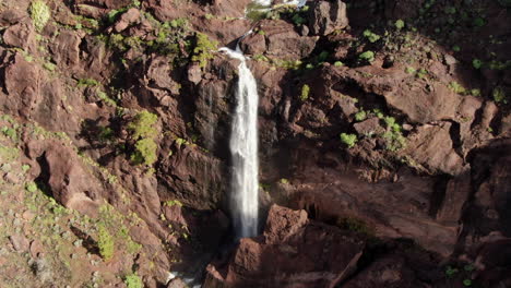 Fantastische-Luftaufnahme,-Die-Sich-Von-Einem-Wunderschönen-Wasserfall-Entfernt,-Der-Kürzlich-Durch-Die-Starken-Regenfälle-Des-Zyklons-Hermine-Auf-Der-Insel-Gran-Canaria-Verursacht-Wurde