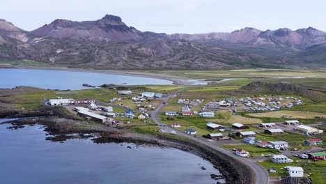 Pequeña-Y-Remota-Ciudad-Islandesa-De-Borgarfjörður-Con-Montañas-De-Fondo