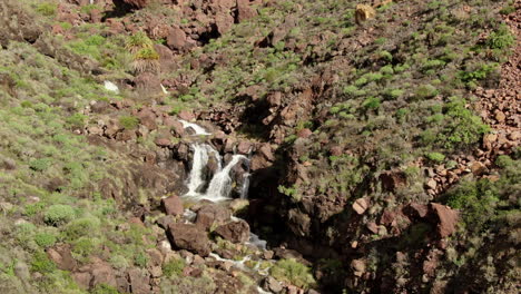 Fantastische-Luftaufnahme-Eines-Kleinen-Wasserfalls,-Der-Kürzlich-Durch-Die-Starken-Regenfälle-Des-Zyklons-Hermine-Auf-Der-Insel-Gran-Canaria-Verursacht-Wurde