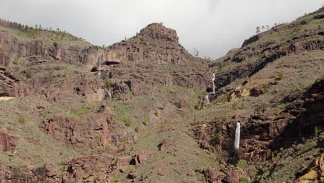 Fantástica-Toma-Panorámica-Aérea-De-Hermosas-Cascadas-En-Las-Montañas-Y-Causadas-Por-Las-Fuertes-Lluvias-Del-Ciclón-Hermine-En-La-Isla-De-Gran-Canaria-Recientemente