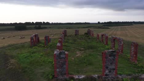 Ruinas-De-Un-Antiguo-Edificio-Similar-A-Stonehenge,-Destino-Famoso-En-Smiltene,-Letonia