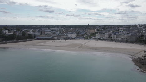 Plage-de-l'Ã‰cluse-or-Ecluse-beach-with-Dinard-city-in-background,-Brittany-in-France