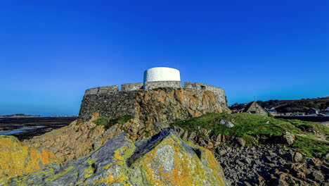 Hyperlapse-Der-Alten-Steinmauer-Im-Felsen-In-Einer-Küstenlandschaft-Von-Guernsey-An-Einem-Sonnigen-Tag