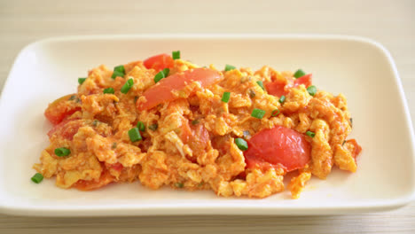 Gebratene-Tomaten-Mit-Ei-Oder-Rührei-Mit-Tomaten---Gesunder-Ernährungsstil-8