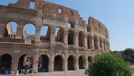 Außerhalb-Des-Berühmten-Kolosseums-In-Rom-An-Einem-Klaren-Sonnigen-Tag