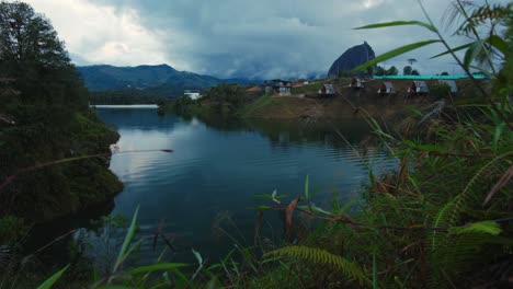 Medellin-Kolumbien-Zeitrafferansicht-Von-Guatape-Piedra-El-Peñol-Rock-Lake-Filmische-Wolken,-Die-über-Blaues-Wasser-Fliegen