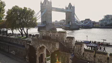 City-view-of-the-famous-British-travel-destination-Tower-Bridge-at-River-Thames-in-London,-United-Kingdom,-Slow-Motion