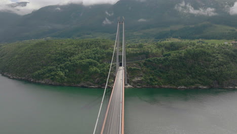 Hardangerbrücke-über-Einen-Wunderschönen-Fjord-In-Norwegen