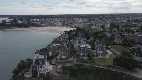 Beautiful-villas-along-Dinard-rocky-coast-with-Plage-de-l'Ã‰cluse-or-Ecluse-beach-in-background,-Brittany-in-France