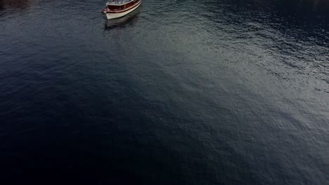 4K-Luftdrohnenaufnahmen-Vom-Meer-Zum-Hafen-Von-Lukobran-Makarska,-Kroatien