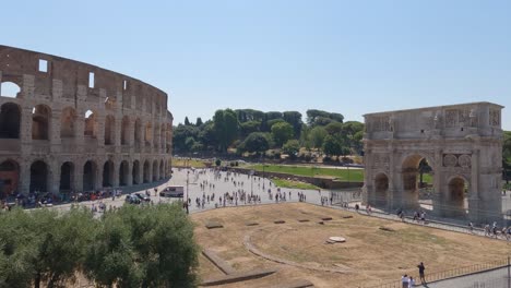 Vista-Del-Arco-De-Constantino-Junto-Al-Coliseo-En-Un-Día-Soleado-En-Roma