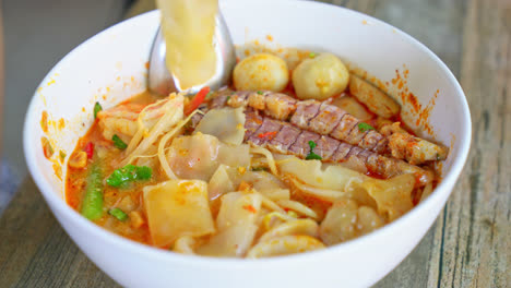 Spicy-seafood-noodles-in-Thai-style
