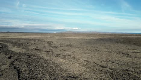 Ertrinkende-Gedanken-An-Den-Vulkan-über-Dem-Alten-Lavafeld