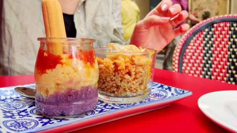 Frauen-Essen-Traditionelles-Spanisches-Essen-Huevos-Republicanos-In-Einem-Straßenrestaurant-In-Zaragoza,-Spanien