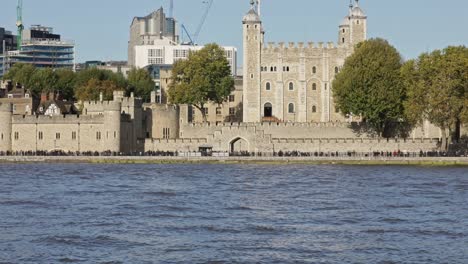 Die-Themse-Und-Der-Weiße-Turm-Im-Mittelalterlichen-Burgturm-Von-London,-Vereinigtes-Königreich