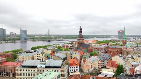 Vista-Panorámica-De-La-Catedral-De-Riga-Y-El-Puente-Vansu-Sobre-El-Río-Daugava