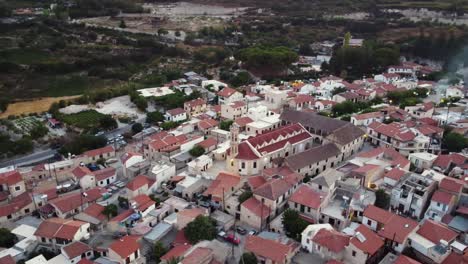 Luftdrohnenaufnahmen-Des-Traditionellen-Ländlichen-Dorfes-Omodos,-Limassol,-Zypern-6