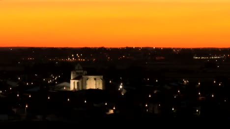 Filmische-Luftaufnahme-Von-Zamora-Spanien-Bei-Sonnenuntergang-Mit-Einer-Kapelle-Vor-Der-Stadtkulisse