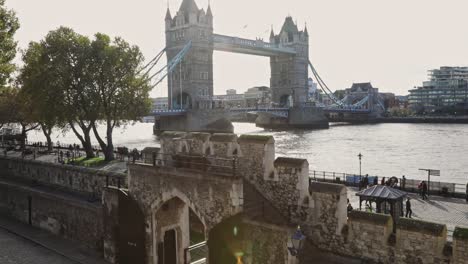 City-view-of-the-famous-British-travel-destination-Tower-Bridge-at-River-Thames-in-London,-United-Kingdom