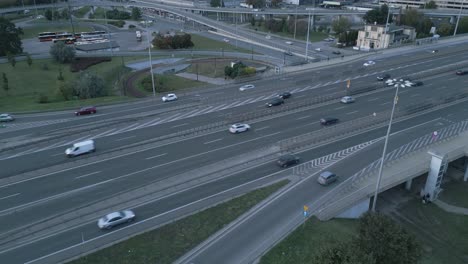 Vista-Superior-Del-Cruce-De-La-Autopista-Con-Tráfico-Pesado-Y-Rampas-De-Entrada,-Puentes-Y-Rampas-De-Salida