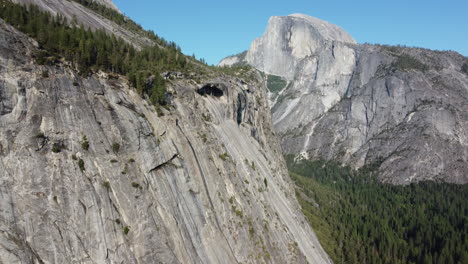 Yosemite-Nationalpark,-Schuss-In-Richtung-Einer-Bergklippe-Mit-Einer-Höhle